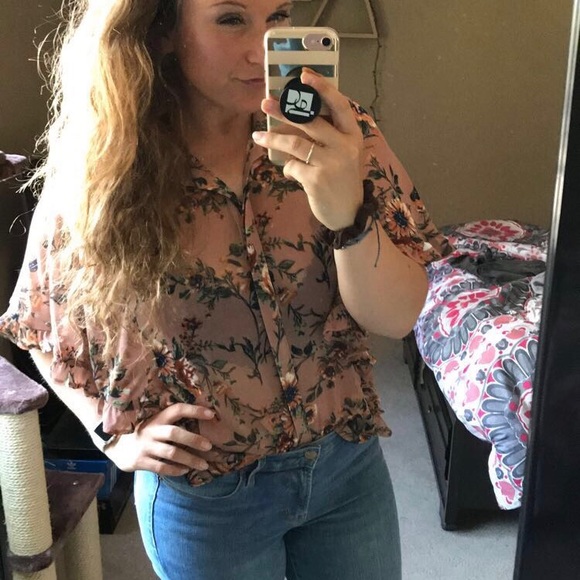 Tops - Floral flowy top ❤️